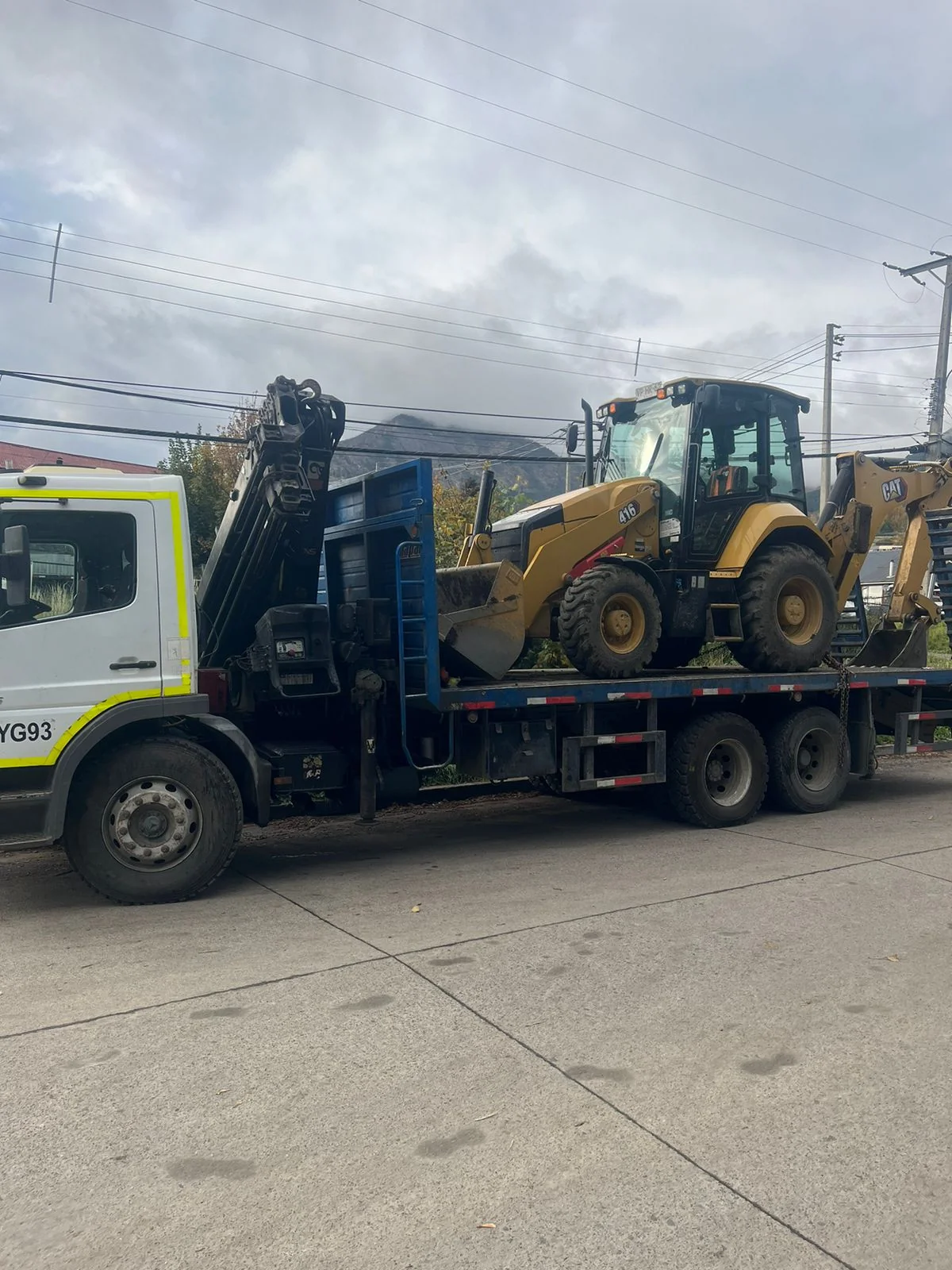 Transporte de retroexcavadora CAT 416 en camión pluma