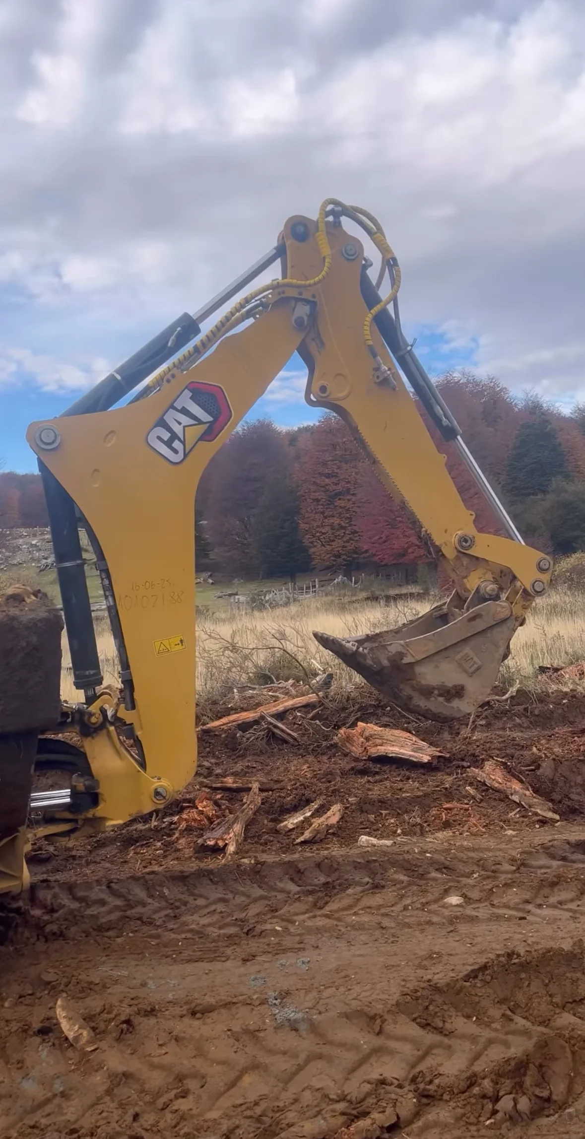 Brazo de excavadora CAT excavando en terreno patagónico