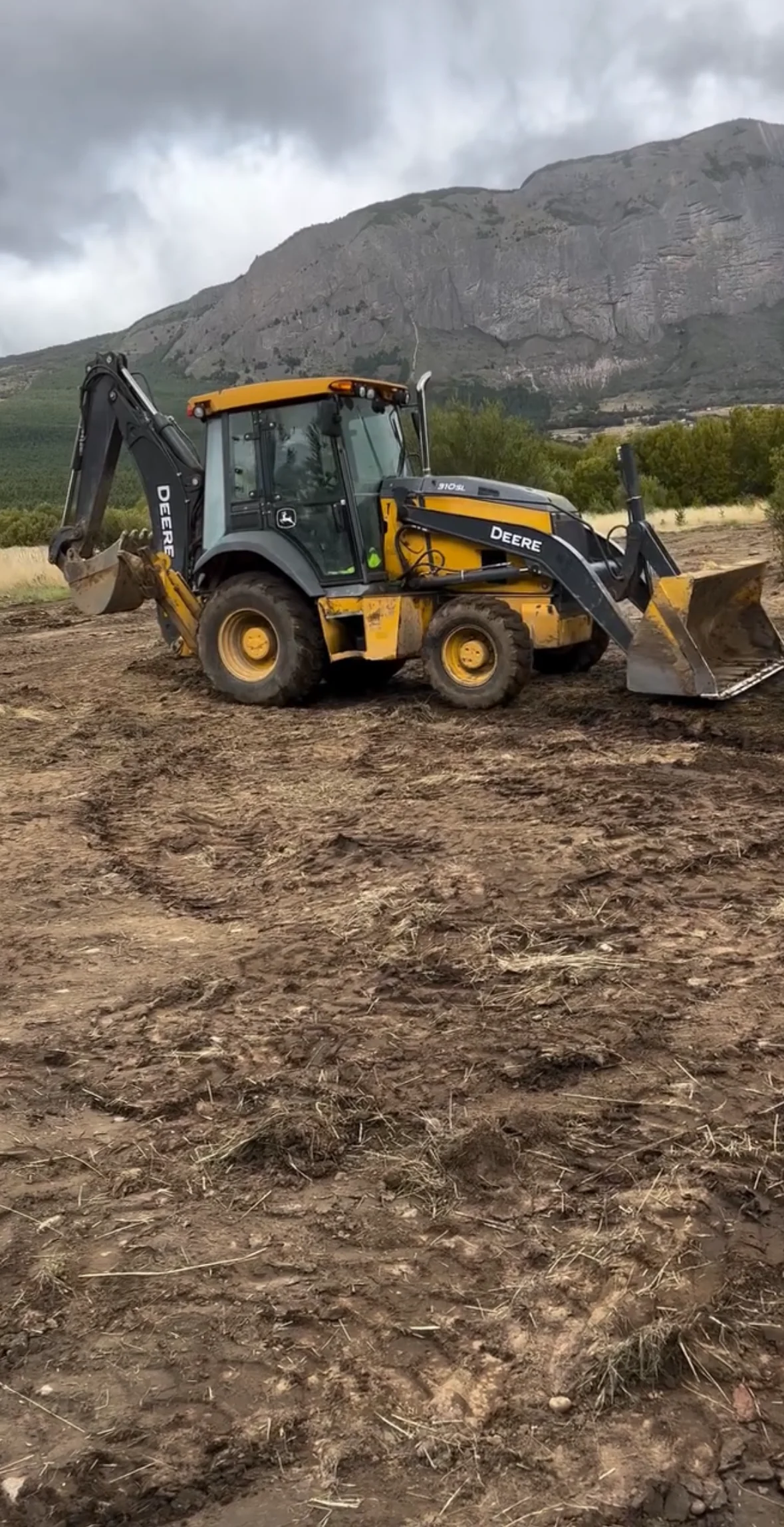 Retroexcavadora John Deere 310SL en terreno patagónico