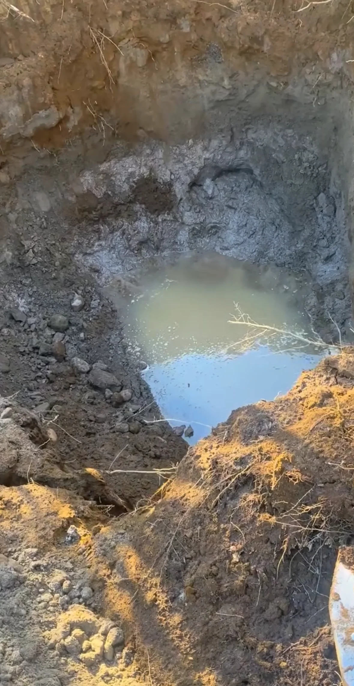 Excavación de pozo profundo con maquinaria pesada en la Patagonia