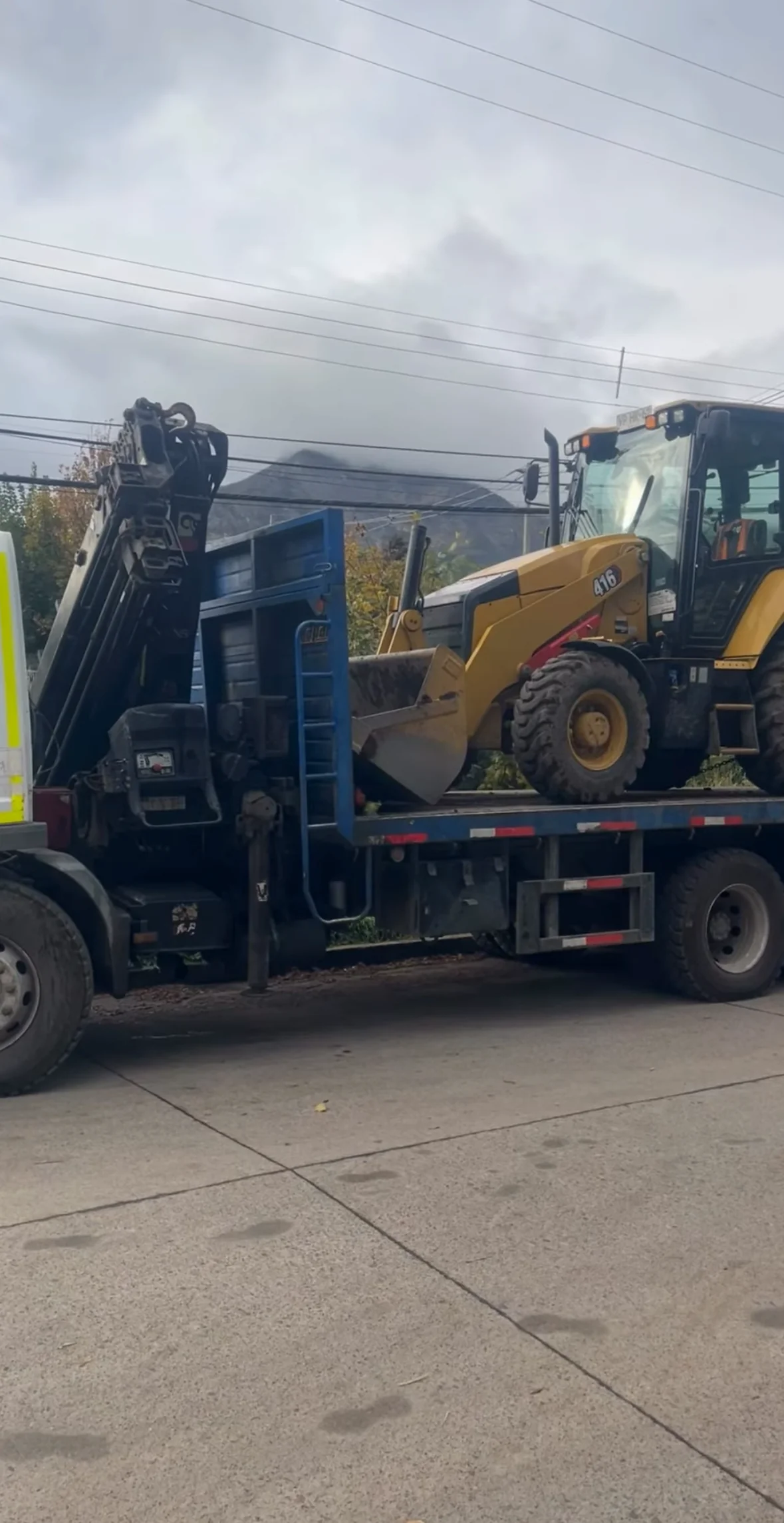 Transporte de retroexcavadora CAT 416 en camión pluma